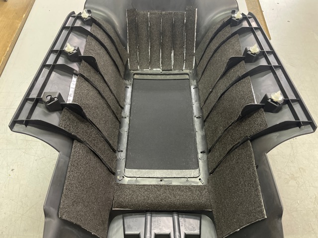 カバー裏は強い共振を低減させるために制振施工を行った上に吸音施工を行います。<br>