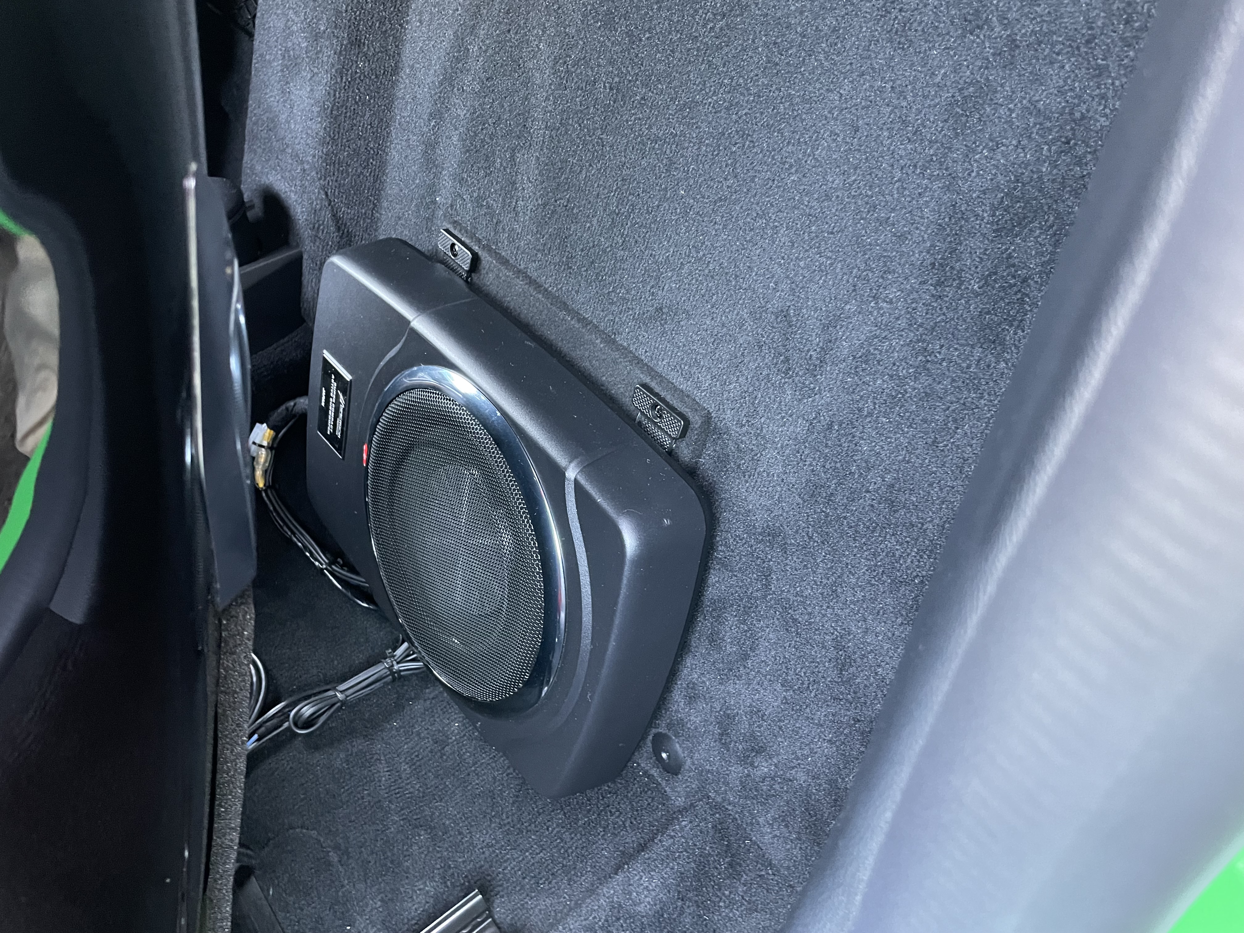 μ-DimensionのパワードウーファーBlackBox X8は運転席シート後方にマウントを作って立てました。<br>