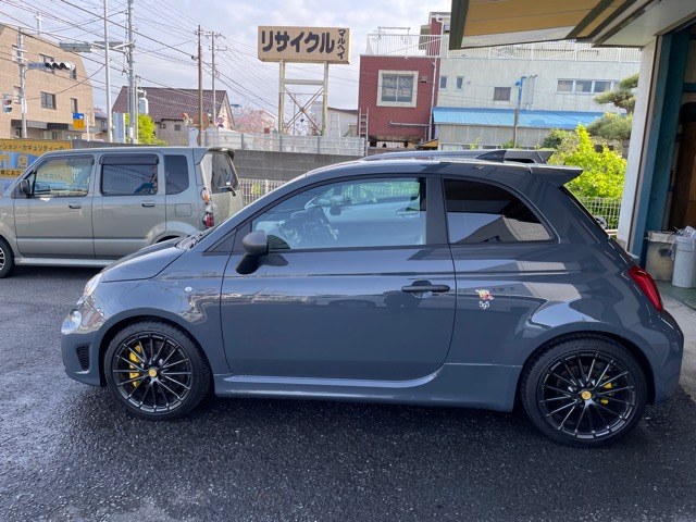 今回はアバルト595にナビ、スピーカー、サブウーファーを施工させて頂きました（＾＾<br>