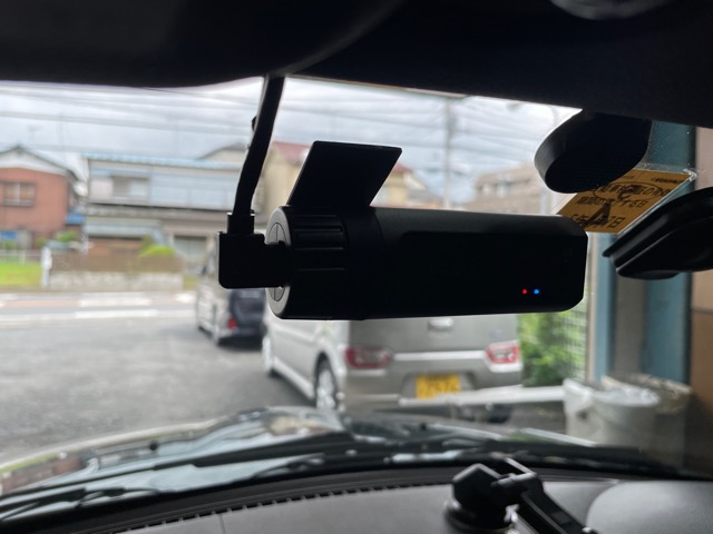 YUPITERU SN-TW90diドライブレコーダー取付です。<br>フロントカメラはWi-Fi通信によりスマホ画面で映像を確認できるので画面の無いスマートな形状となっています。<br>