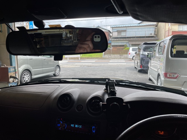 ルームミラー左サイドに付けて運転席に座ると丁度ミラーに隠れるので気になりません（＾＾<br>