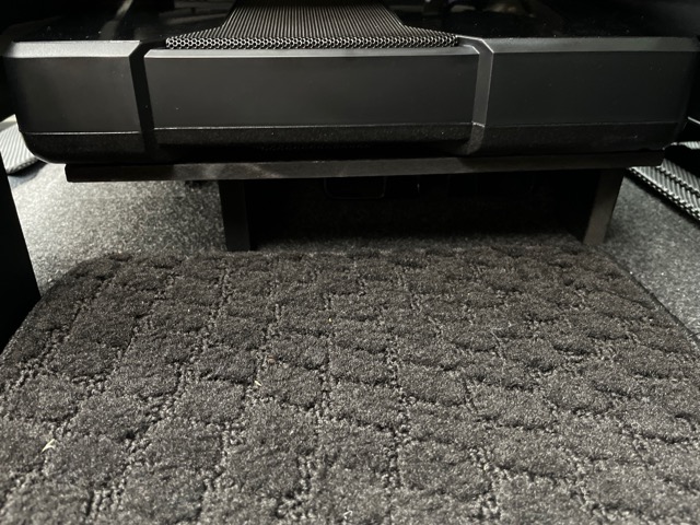 立ち上げて取付することにより下部からエアコンの風が来るようになっています。（＾＾<br>