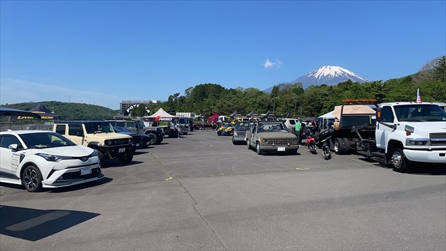 ＫＩＣＫＥＲが付けられたショップデモカーやユーザーさんの車が並んでいます。<br>