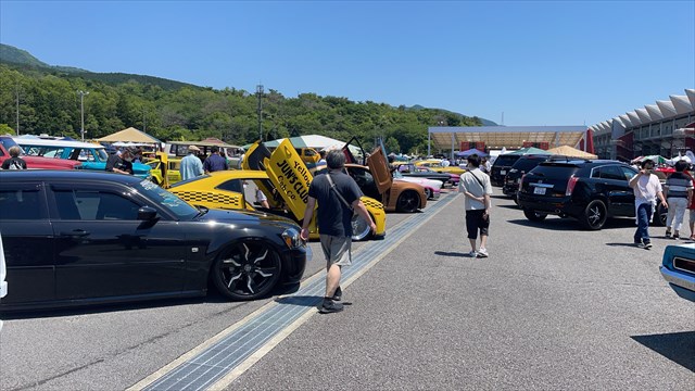 こちらはアメフェスのブースです。数えきれないほどのカスタムされたアメ車やハーレー、トライクが展示されていてグッズの販売も多数されています（＾＾<br>