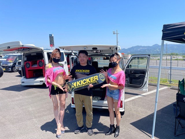 賞を頂いてＫＩＣＫＥＲガールと記念撮影。トロフィーではなくスケボというところがアメリカですね（＾＾<br>