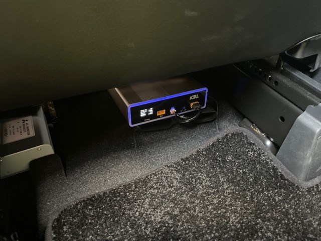 iCELL-B12Aはドライブレコーダー専用の高性能バッテリーでメインバッテリーに負担をかけずに駐車録画が可能になります。優れているところはバッテリーの容量が大きいので最大35時間の連続録画が可能で、特筆すべき点はバッテリーの満充電までにわずか50分で行えるという点ですね。週末ドライバーの方でも毎回何時間も運転するわけではないと思いますので充電できる時間は限られると思いますが、このバッテリーであれば1時間弱で満充電になりますのでそのあたりをドライブする程度で毎回最大限の駐車録画が可能になります。<br>今回は本体を助手席シート下に設置しました。リア用エアコンダクトの上なので風の邪魔にならずに設置可能です。<br>