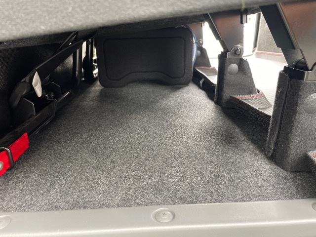 アンプをBOX上に設置できたことによりセカンドシート下部の右半分にクリアランスが出来ました。シートを畳めばバイクも積載可能です。<br>