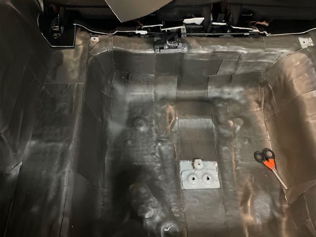 制振材と断熱防音材での2重施工によりロードノイズを大幅に減少させます。<br>ロードノイズだけでなくエアコンの効きも良くなるのでお勧めです。<br>ちなみに天井にも同じ施工をしていますが写真を取り忘れました（＾＾；<br>