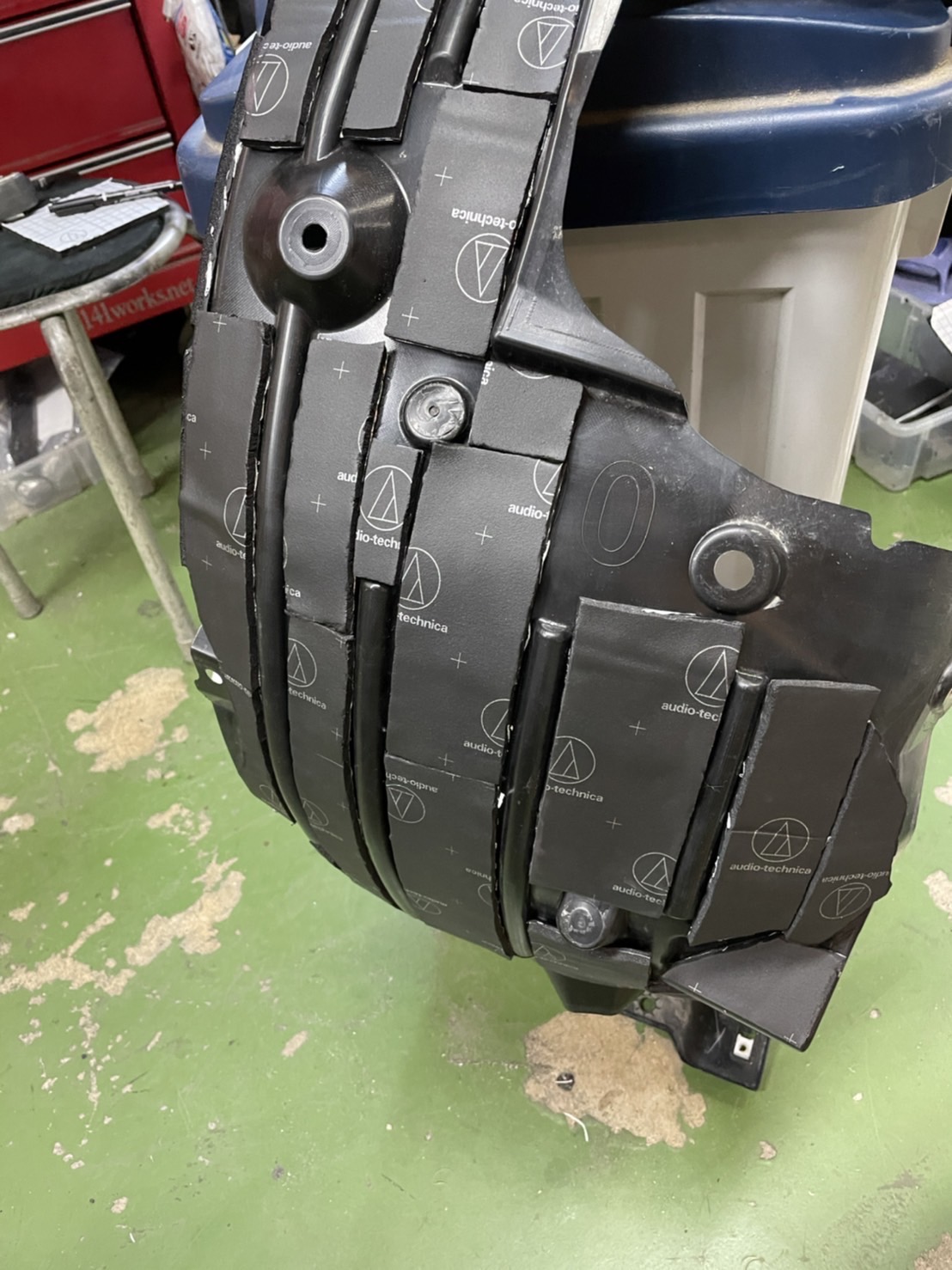 ライナー部への施工も行います。こちらはフロント。<br>