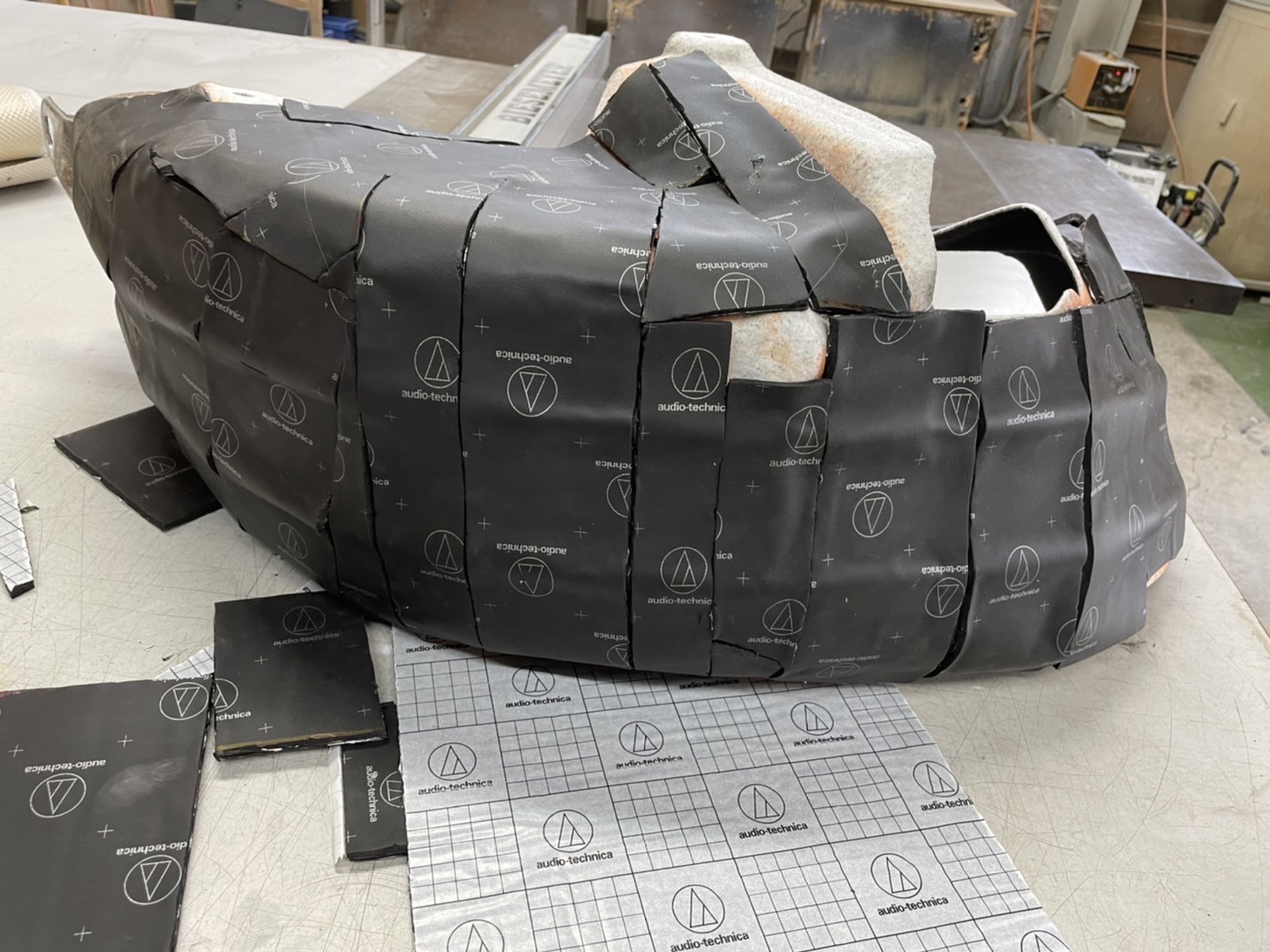 リアのライナーはフェルト製なのでそのままでは接着しにくいため強力なスプレーボンドを吹き付けてから地道に施工していきます（＾＾<br><br>今回の床、天井、タイヤハウスの施工でかなり静かになりましたが、手軽にタイヤハウスからのデッドニングからでもお勧めです（＾＾<br>