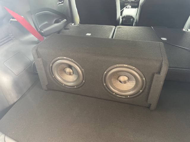 サブウーファーはBLAM WS 8.120/Sの20ｃｍ2Ωウーファー2発を下向きBOXを製作して取り付けています。<br>