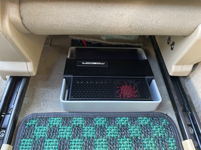 助手席シート下にmosconiのPRO4/10 120W×4chに交換です。<br>アンプ内の赤い羽根はアンプの強制冷却ファンになっており、<br>アンプが一定の温度に達すると冷却するまで自動的にファンが作動する機能も搭載されています。<br>AB級アンプならではの低域から厚みのあるリアルなサウンドになりました（＾＾<br>