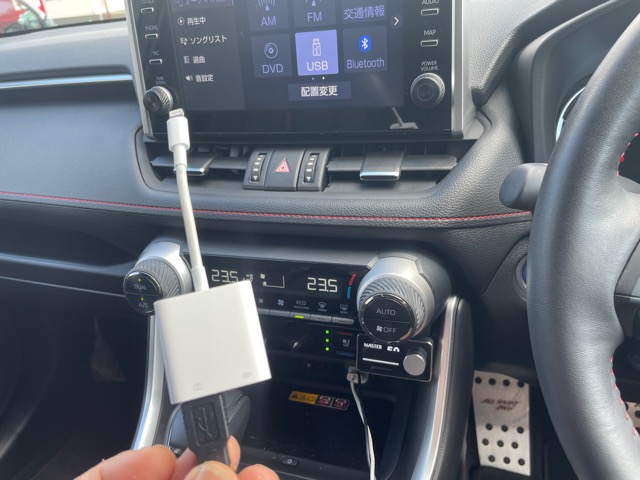 iPhoneからデジタル出力させるためAppleのカメラアダプターを使用します。USB Type-Aのオスで来ているので先端をType-Cなどに差し替えればAndroidでも聴くことが可能です。<br>