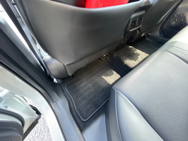 プロセッサーアンプは助手席のシート下に設置しました（＾＾<br>