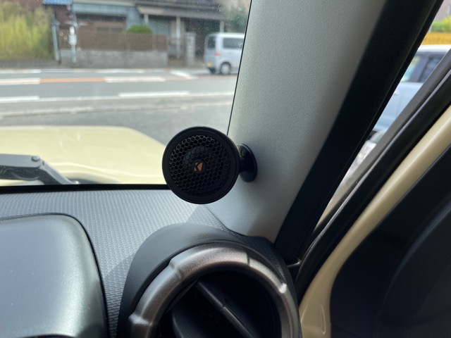 KSS6704のツィーターは付属マウントを使用してAピラーに取付しました。こちらのマウントを使用することによりある程度の角度調整が可能になります。ジムニーはその他サイドミラーのカバーに埋め込むことも可能です。<br>
