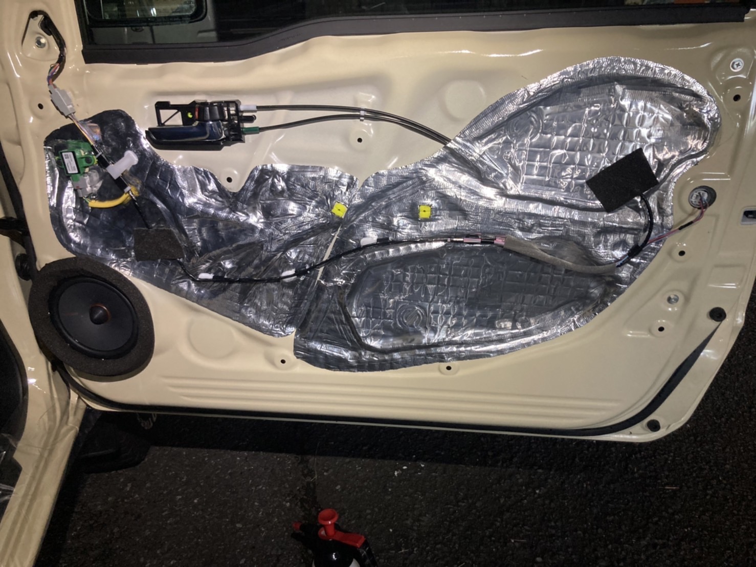 引き続き防振のインナーパネル施工とドアスピーカーはアップグレードの無垢のアルミバッフルと吸音材を使用して取り付け、ドアトリムを戻して完成です（＾＾<br>