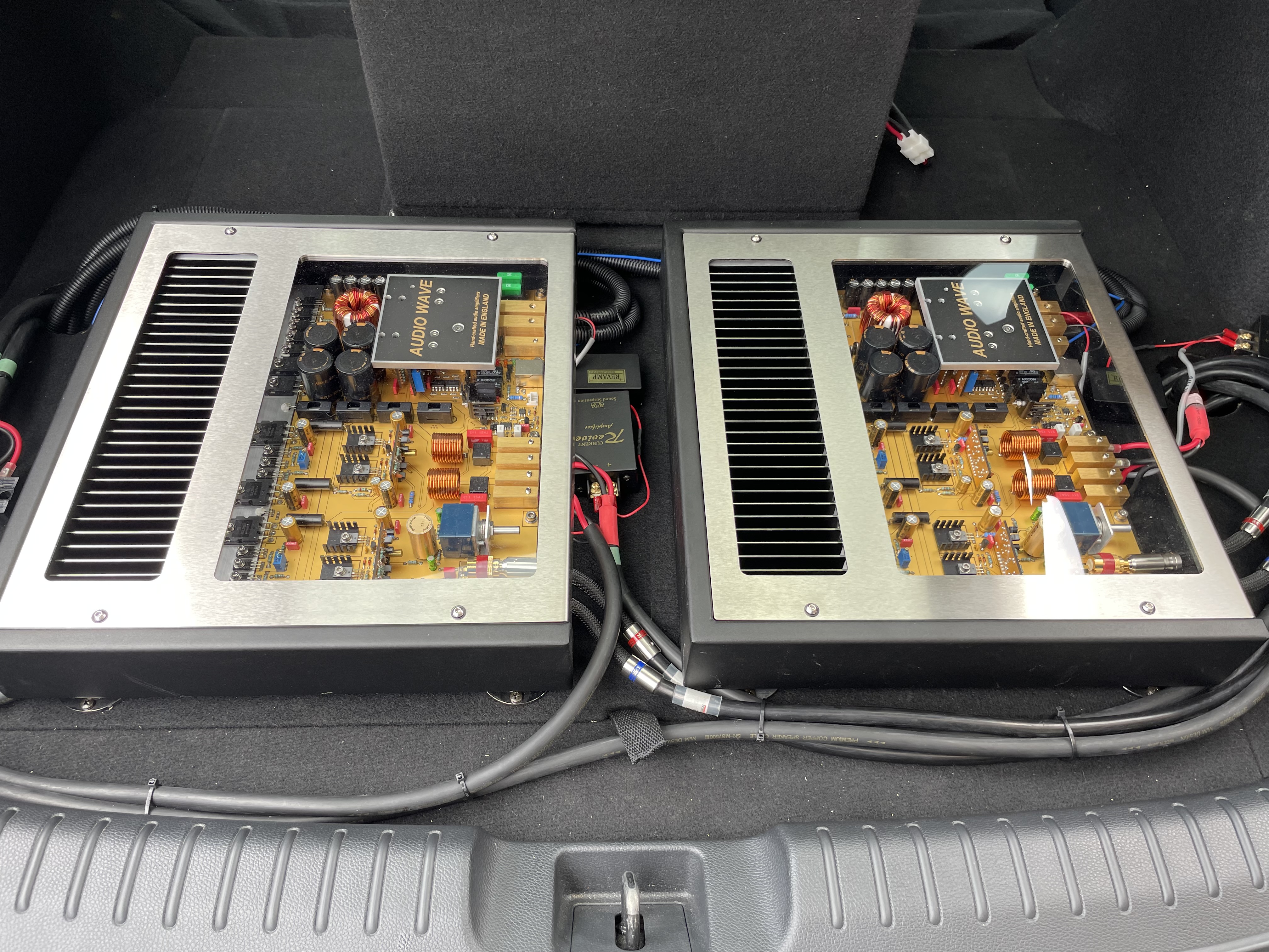 そのアンプがアスパイアプロ。2ｃｈでこの大きさですよ。まずはＳＡ１０００のフロント用に2枚ですね。<br>電源系も増えたので既存のウーファーアンプと共にラゲッジ下に設置して、こちらはご覧の通りの大きさなのでひとまずは上に仮取付ですね。<br>今後サブウーファー用のアンプも同じアンプにしてウーファーも2発にする予定だそうなのでその際に配置を考えてアンプボードを仕上げようと思います（＾＾<br>