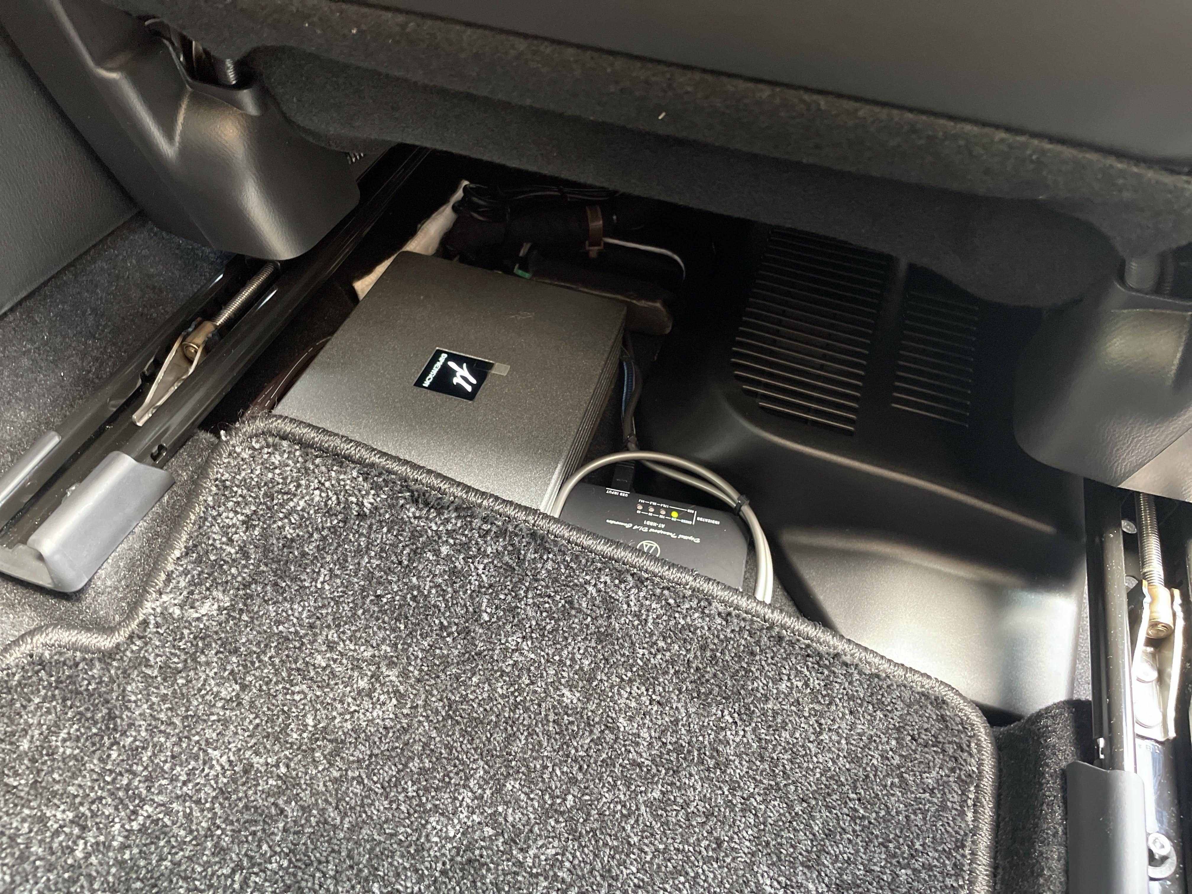 DSPアンプとHRD1は運転席シート下に設置しました。<br>