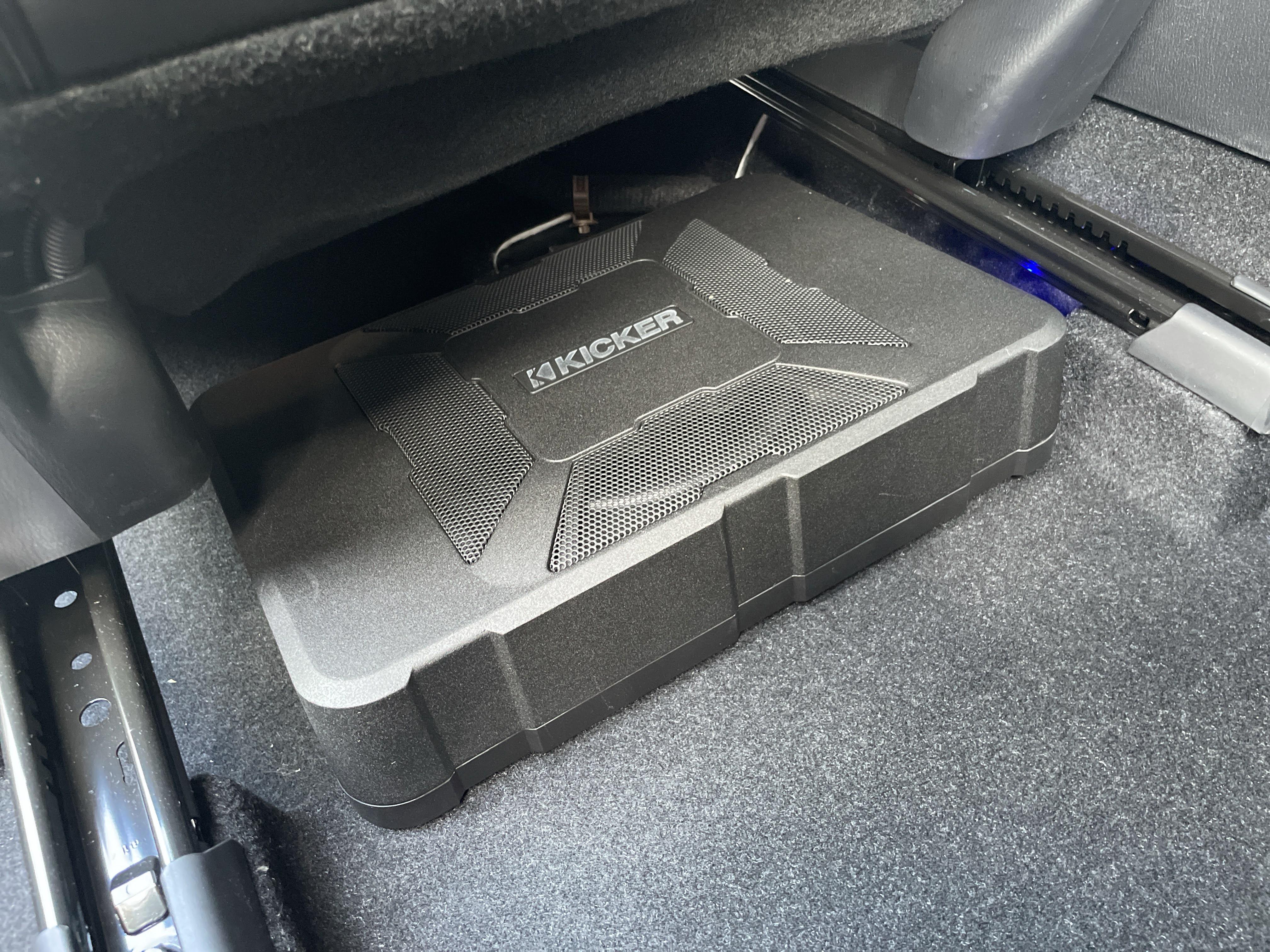 アンプ内蔵ウーファーはKICKERのHS8を助手席下に設置しました。<br>