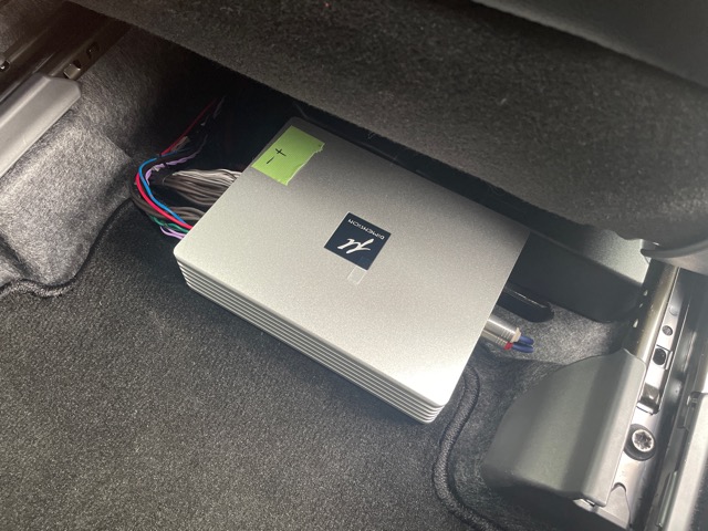 シート下にμ-DimnensionのDSP680AMP V2を設置します。<br>