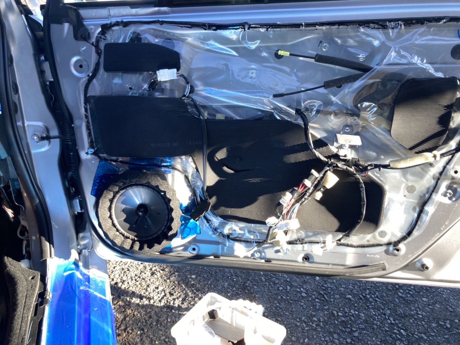 車種専用のインナーバッフルを使用してＫＩＣＫＥＲのＣＳＳ６７４の2Ｗａｙセパレートスピーカーを取り付けてからスピーカー周辺の吸音も行っていきます。トリムを戻してドアは完了です。<br>