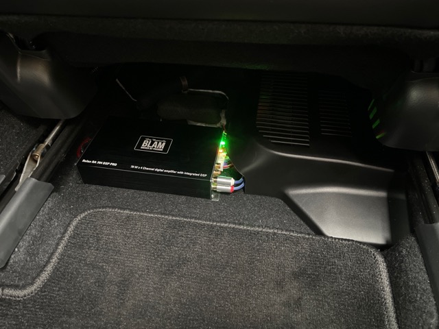 DSPアンプはBLAMのRA704 DSP Proを運転席シート下に設置しました。スペースを取らない小型DSPです。（＾＾<br>