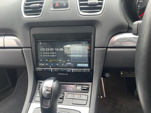 ナビはカロッツェリアの楽ナビAVIC-RZ812-Dを取付させて頂きました。<br>キット使用にてキレイに取付可能です（＾＾<br>