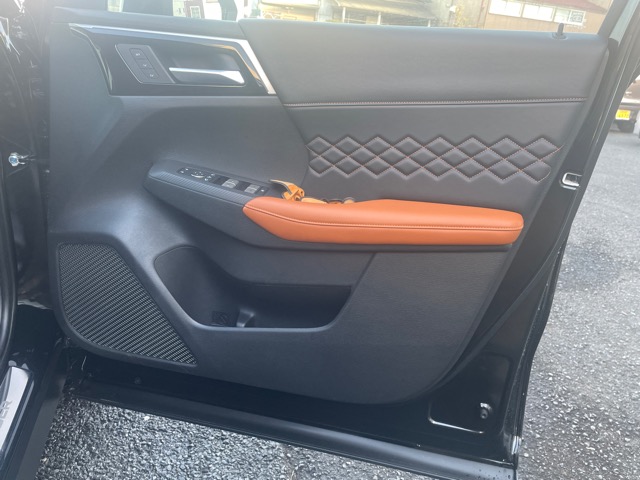 こちらがドア形状になります。スピーカー部が大きく抜けもよさそうです（＾＾<br>