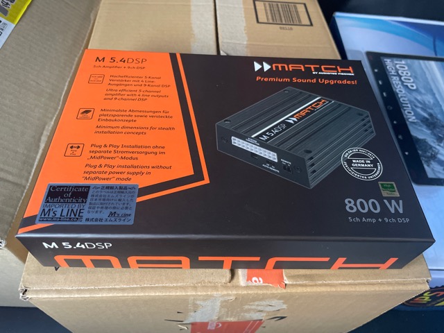 ＤＳＰは5ｃｈアンプ搭載のＭＡＴＣＨのＭ5.4 ＤＳＰ ＭＫⅡを使用しフロントパッシブミッドツィーターで2ｃｈ、ドアミッドウーファーで2ｃｈ、純正ウーファーで1ｃｈにて接続していきます。ウーファーは今回スペースの都合上、純正に接続していますが思いのほかパワーがありフロントスピーカーＴＳ－Ｚ９００ＰＲＳのスピーカーとのバランスも良かったです。残念ながらＤＳＰの写真を撮り忘れてしまったので箱でご勘弁ください（＾＾<br>