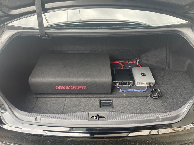 トランクルームにはＫＩＣＫＥＲの新型Ｌ７ＴＤＦ１２のダウンファイアリングのソロバリック３０ｃｍウーファー、そしてＣＸＡ８００．１のモノアンプにてこちらのウーファーをドライブさせます。<br>クラウンのトランクスペースはスルーにできないため低音が室内に入りにくいのである程度のパワーがないとパフォーマンスが出しにくいのでこちらの仕様はお勧めです（＾＾<br>ＤＳＰアンプはμ-ＤｉｍｅｎｓｉｏｎのＤＳＰ６８０ＡＭＰを使用しフロント３Ｗａｙバイアンプ接続とフロント＆ウーファーのセッティングを可能にします。<br>