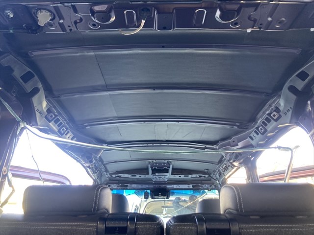 施工終了！内張りとパネルを戻して作業完了です。（＾＾<br>施工前は何も貼られていない状態ですのでルーフ施工だけでも車内は静かになるのでおすすめです。<br>