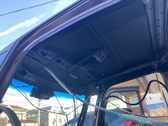 制振材の施工後に吸音断熱シートを施工していきます。<br>