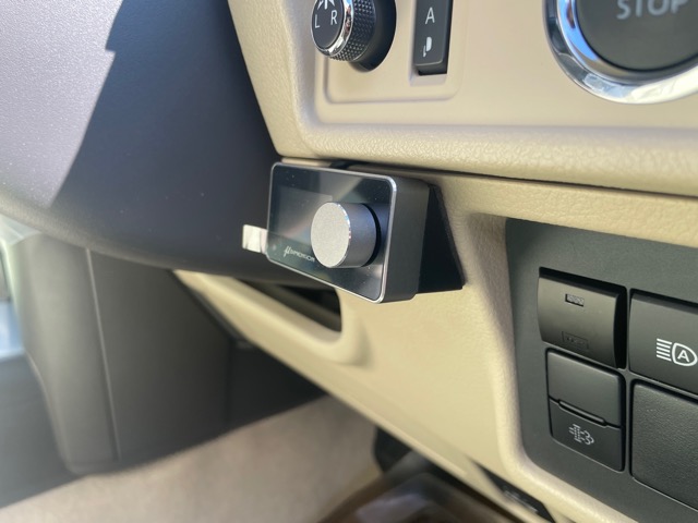 DSP680AMPのリモートコントローラーです。そのままの貼り付けですと画面が下を向いてしまい使いにくいので台座を製作して取り付けています。<br>