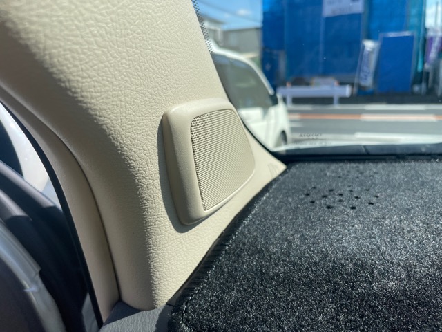 スピーカーは以前の車に付けていたいたmorelのスピーカーを施工しています。<br>モレル程度の大きさのツィーターでも中に入りますね。<br>