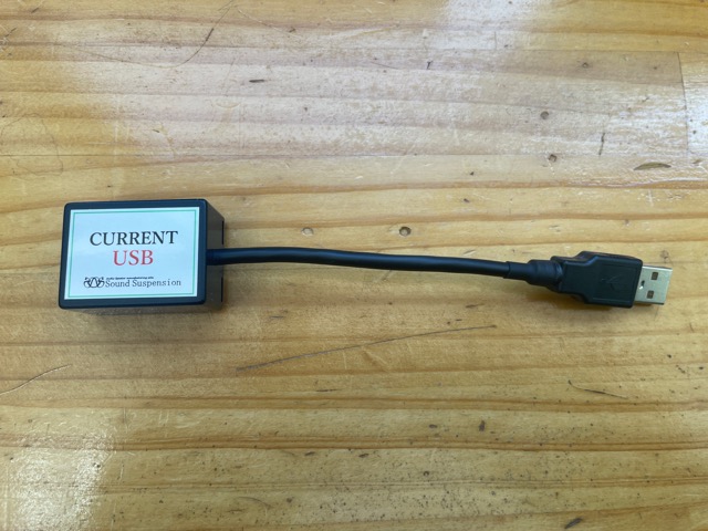 車両内のUSB Type-Aに差すことによりオーディオのS/Nが向上しクリアな音質になります。<br>また車両の5Ｖ電源は車両システムにも使用されているのでアクセルワークの改善や燃費向上アイテムとしても期待できます。<br>