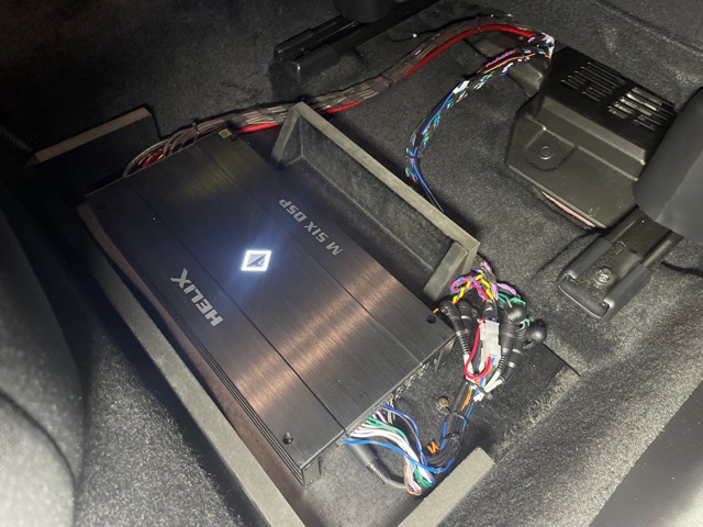 DSPアンプはHELIX M-SIX DSPを取付させて頂きました。6ｃｈで足元のウーファー、ドアのミッドレンジ、ツィーターをバイアンプにて鳴らします。<br>
