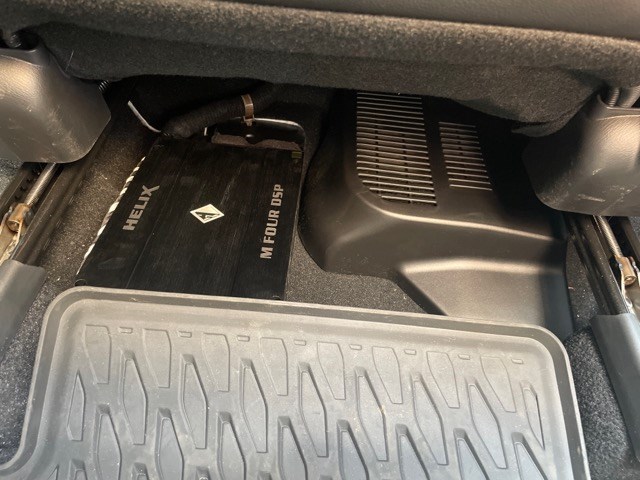運転席シート下にHELIX M-Four DSPのDSPアンプを取付しました。100W×4chにてフロント2Wayをマルチで配線します。<br>