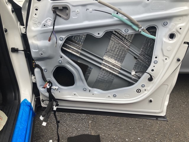 左右のドアを施工していきます。<br>
