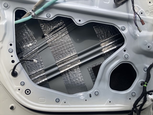 ドアデッドニングＴｙｐｅ－ＡⅡ施工です。まずはアウターパネルの制振とスピーカー裏の吸音施工を行います。<br>