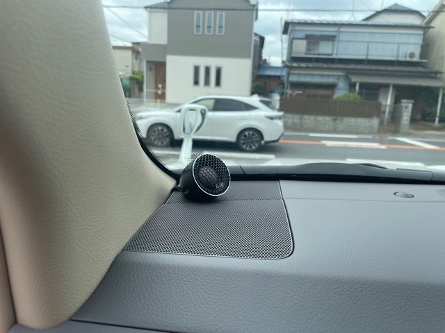 フロントスピーカーはシグネチャーシリーズの上位モデルでマグネシウムツィーターを採用した2ＷａｙスピーカーＢＬＡＭ Ｓ１６５．１００ＭＧ Ａ.１ になります。今回は外に出し、付属の置き型マウントを使用しています。<br>