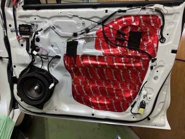インナーバッフルは硬質なアルミ製のＤ－Ｂａｆｆｌｅにてミッドウーファー取付、ドアトリム内に音が回り込まないようにスピーカー周りの吸音処理を施工します。<br>
