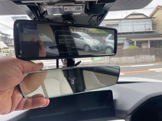 2カメラデジタルインナーミラーの取付です（＾＾今回は純正ミラーごと交換するタイプのMDR-A002Bを取り付けていきます。デジタルインナーミラーでは映りも良く人気のモデルですね。<br>専用ステーはメーカーや車種ごとに異なり、CX-60はオプションのKIT13を使用します。ちなみに画像下が純正、上がA002です。インナーミラーは大きすぎずシンプルで酔う感じです。バイザーへの干渉も無いですね。<br>