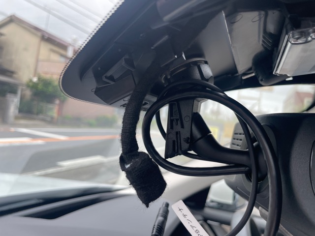 純正ミラーを外したらデジタルインナーミラーA002の本体を取り付けていきます。<br>