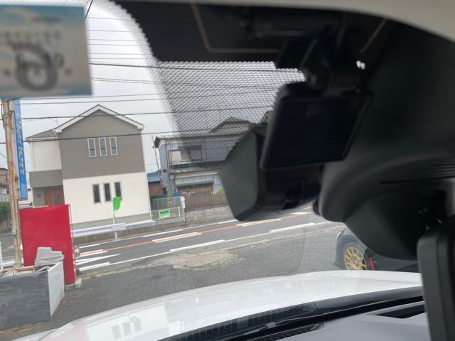 前のカメラはフロントガラスのインナーミラー左サイドに貼り付けしました。<br>少し見えにくいですがその上に別途ETCアンテナホルダーを利用してGPSアンテナを付けました。<br>ダッシュボードには何も置きたくないので（＾＾<br>
