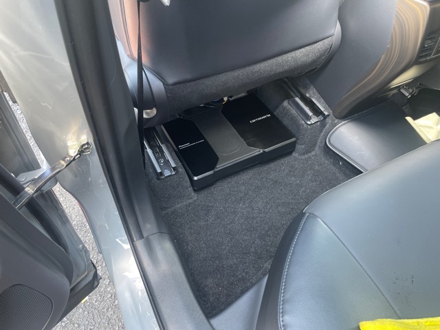 助手席シートを前にスライドした画像です。サブウーファーはcarrozzeriaのＴＳ－ＷＨ５００Ａを取付させて頂きこの上からマットを敷くことでウーファーが隠れます。ウーファーはＤＳＰアンプにて設定するためＲＣＡ接続で行っております（＾＾<br>
