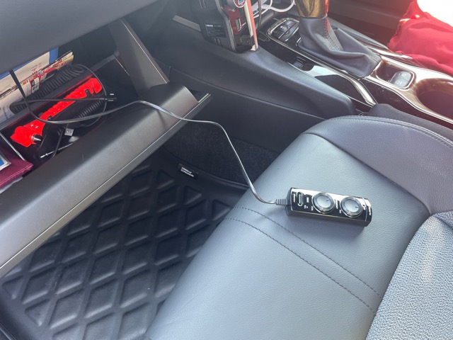 ＷＨ５００ＡコントローラーはグローブＢＯＸ内に収納致しました。ボリュームの上げ下げを行いたい場合はこのようにコントローラーを出して設定可能です。<br><br>純正オプションスピーカーにお手頃なＤＳＰアンプとウーファーの組み合わせで行いましたが<br>ＴＯＯＮ Ｘの調整幅の広さと音質も良く、ウーファーの追加にて音も引き締まりローエンドも出るようになったのでかなり良くなりました。手軽にサウンドアップされたい方にお勧めです（＾＾<br>
