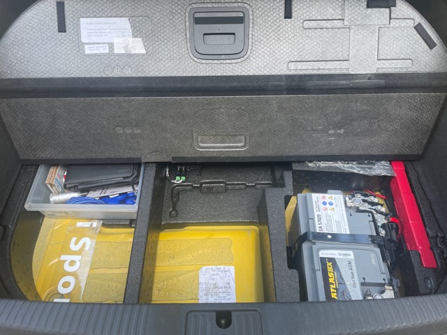アンプはBLAMの小型モノアンプを使用しラゲッジ下の中央奥に設置しています。<br>