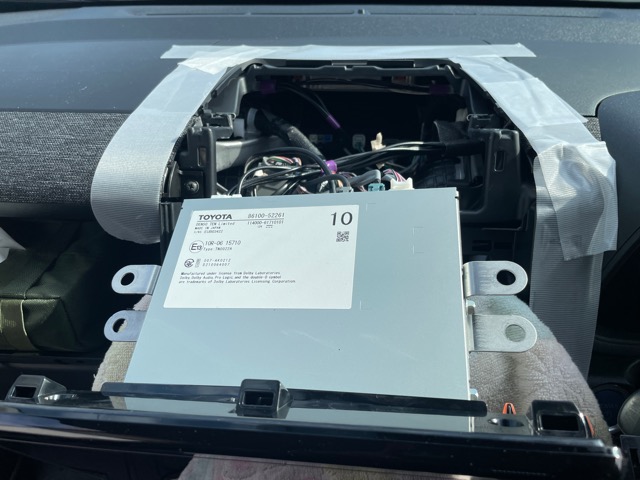 まずはＤＳＰアンプの取り付けです。ディスプレイオーディオを外して配線作業を行います。<br>