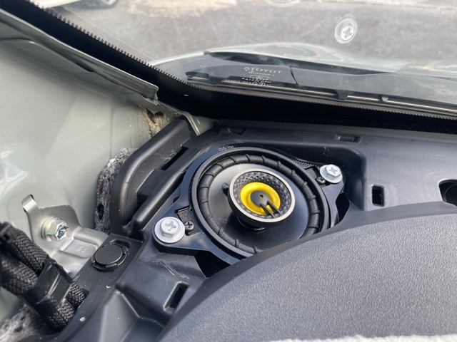 フロントダッシュ上スピーカーはKICKERのCSC354の2Wayを専用キットで取付です。<br>