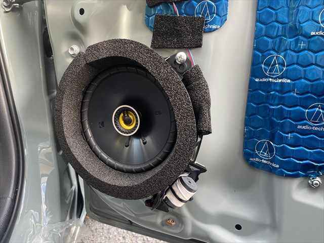 ドアスピーカーはダッシュ上と同しメーカーのCSC674 16.5ｃｍコアキシャルスピーカーを取り付けます。<br>2Wayになっていますが高域はダッシュ上スピーカーの物を使用しますので専用キットのコイルを使用して<br>ローパス処理を行い中低域のみ出るようにしています。同時にスピーカー周りに吸音材を施工します。<br>